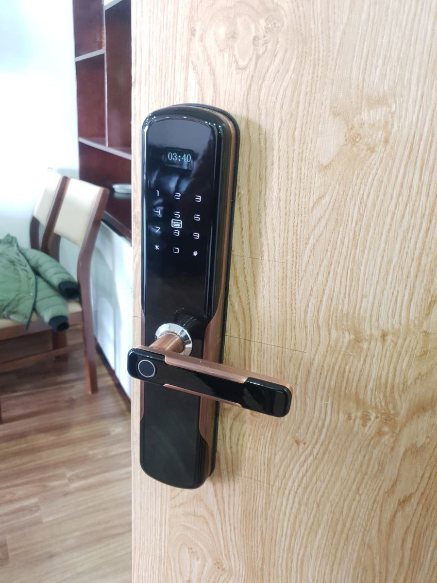 Khóa cửa vân tay giúp bạn an tâm hơn khi rời khỏi nhà mà không cần mang theo chìa khóa. Những khóa hiện đại sử dụng công nghệ vân tay cực kỳ an toàn và dễ sử dụng.