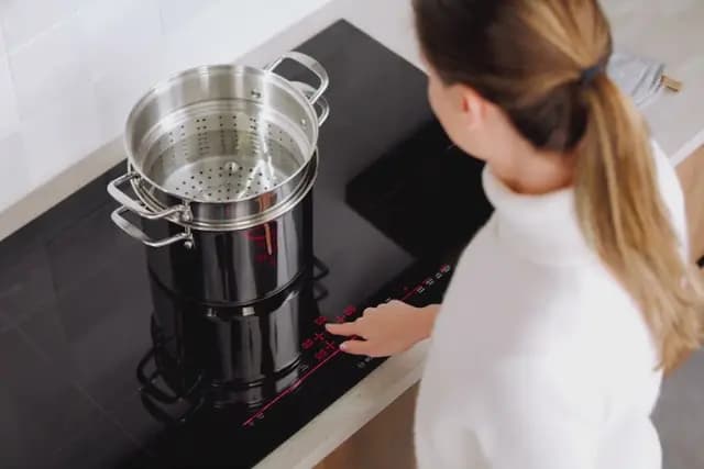 Bếp từ Bosch có kén nồi không?