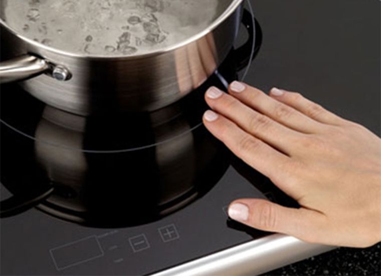 Bếp từ vào điện nhưng không nóng là mã lỗi phổ biến gây ảnh hưởng đến quá trình nấu nướng thức ăn