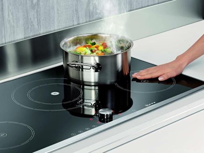 Điện áp không ổn định là một trong số các nguyên nhân khiến bếp từ vào điện nhưng không nóng