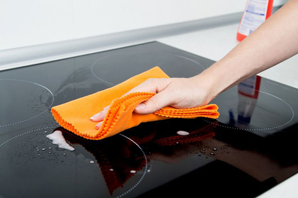 Cách vệ sinh mặt bếp từ bằng các loại dung dịch tẩy rửa chuyên dụng
