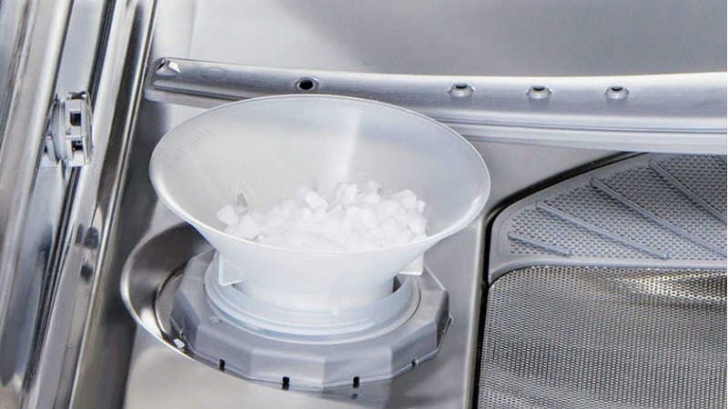 Cho muối chuyên biệt vào máy rửa bát trước khi hoạt động