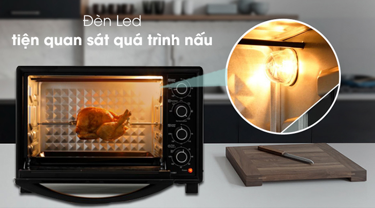 Đèn LED được trang bị trong khoang lò giúp người dùng thuận tiện quan sát quá trình nấu
