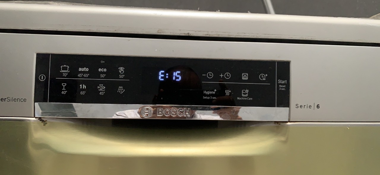 Lỗi E15 là một trong những mã lỗi phổ biến trên các dòng máy rửa bát Bosch