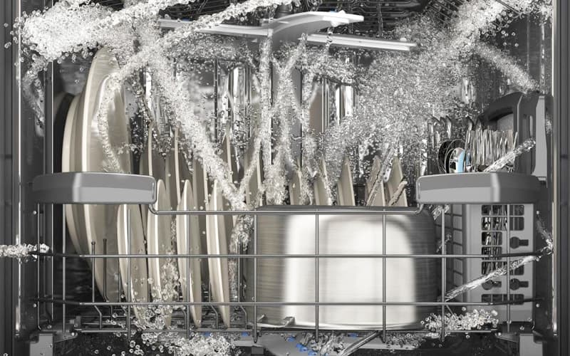 Máy rửa bát sử dụng áp lực nước mạnh để làm sạch bát đĩa