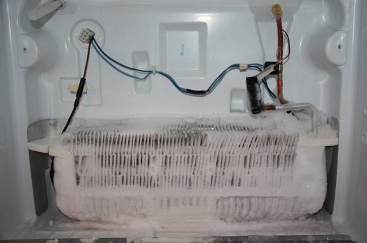Bộ phận xả đá không hoạt động khiến lớp tuyết bám dày đặc vào quạt tủ lạnh